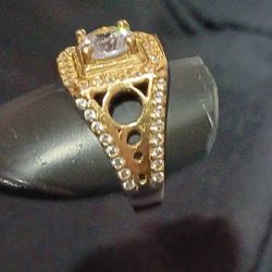 I Selling.   Ring 10.k Yellow Gold Size. 8  Good Condition  $260. I Live Bernalillo Nm 