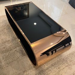 Coffee table in Rose gold 