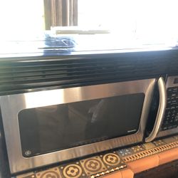 GE Spacemaker Over Range Microwave With Built In Vent