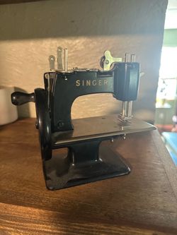 Vintage Singer Miniature Hand Crank Sewing Machine