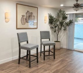 Set barstools