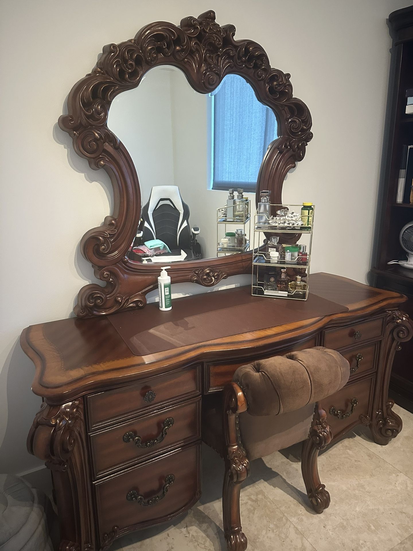 Tocador Con Espejo Y Silla. Vanity Mirror And Chair