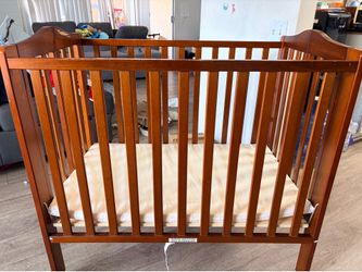 Dream on me 2 in 1 lightweight portable crib with wheels