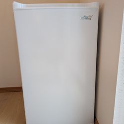 Freezer - Arctic King 3.0 Cu ft Upright, White
