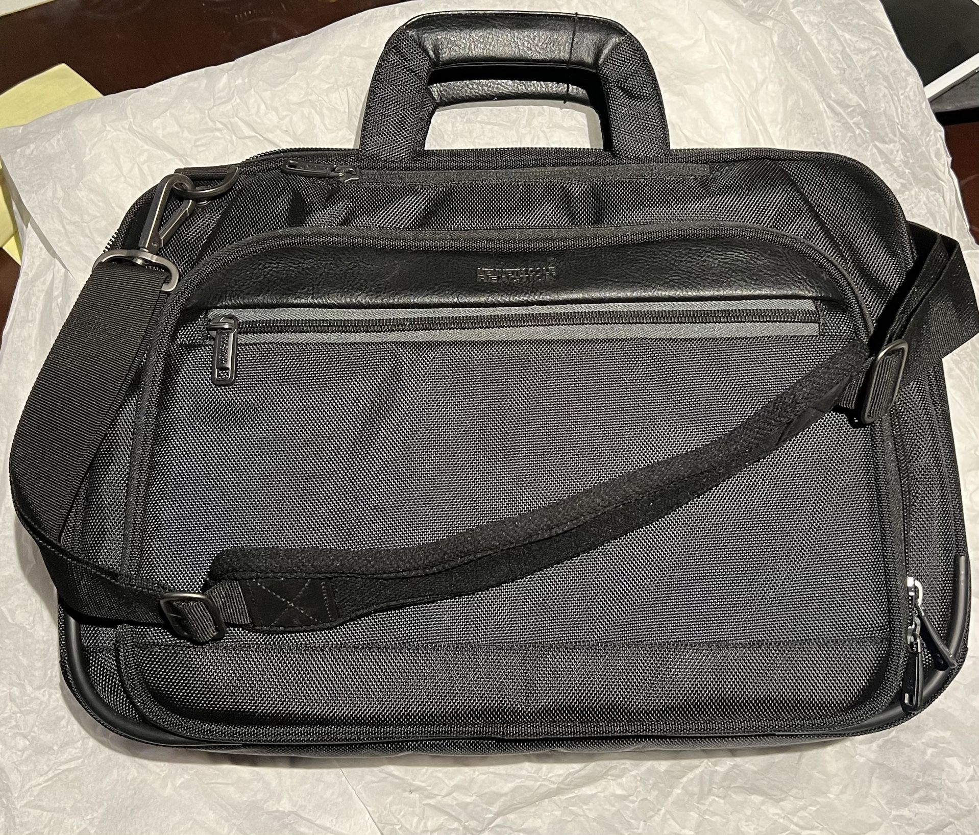 Kenneth Cole Reaction Messenger Bag Lap Top Bag Black