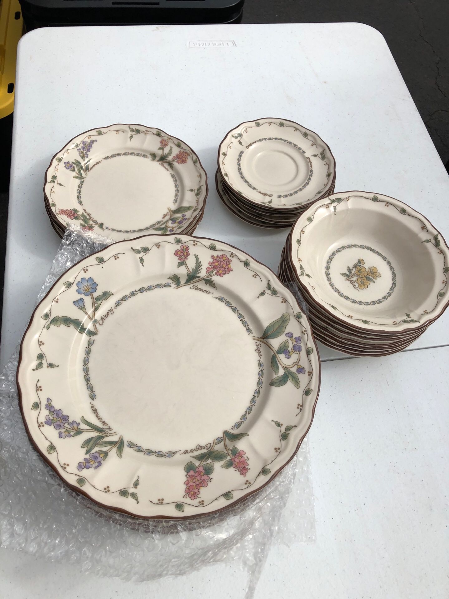 Dish set Epoch 21 piece matching