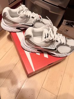 NEW!! Women’s Nike V5 RNR 8 1/2