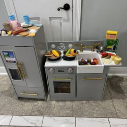 Wood pretended kitchen pkay with food