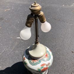 Beautiful Vintage porcelain Asian table lamp