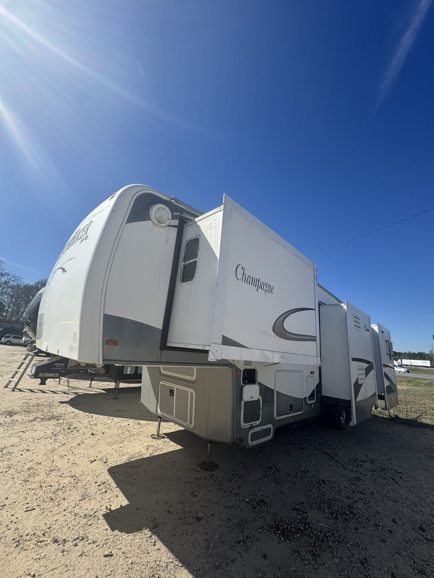 2008 NU-WA Hitchhiker 35ckqg Champagne edition