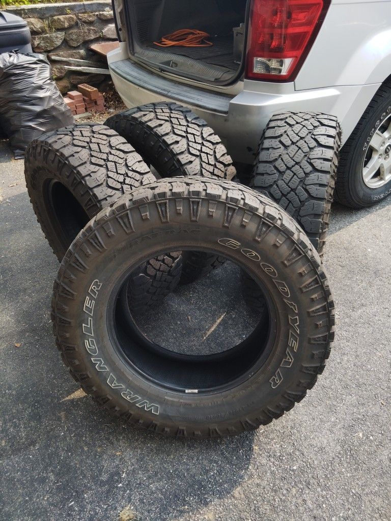Set Of 4 Good Used Goodyear LT275/70R18 Tires