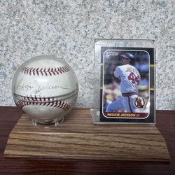 REGGIE JACKSON #44 SIGNED BASEBALL ON STAND WITH CARD - HOF