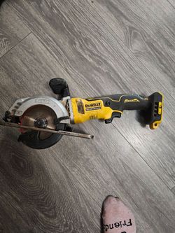 DeWalt 20V MAX ATOMIC Brushless 4-1/2" Circular Saw (DCS571)