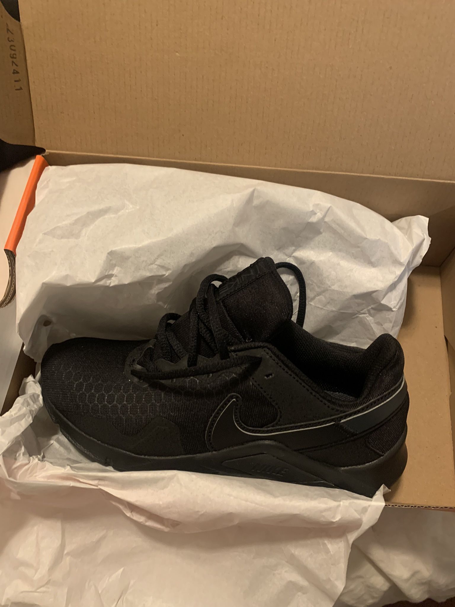 New Womens Size 7 Nike Shoes 