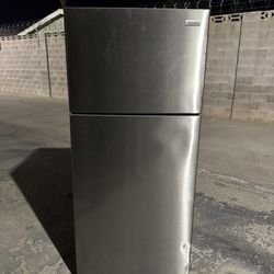 FRIGIDAIRE REFRIGERATOR 