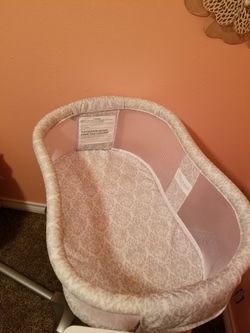 Halo swivel bassinet