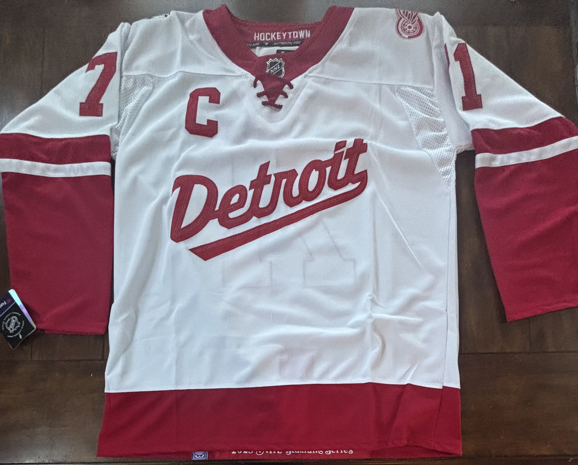 Detroit Red Wings Dylan Larkin 2025 Stadium jersey Adult XL (54) NWT
