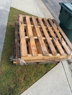 Free Pallets for pick-up ONLY