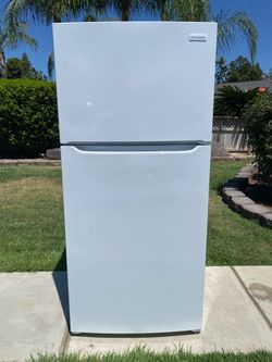 Frigidaire 30” Top Freezer Refrigerator