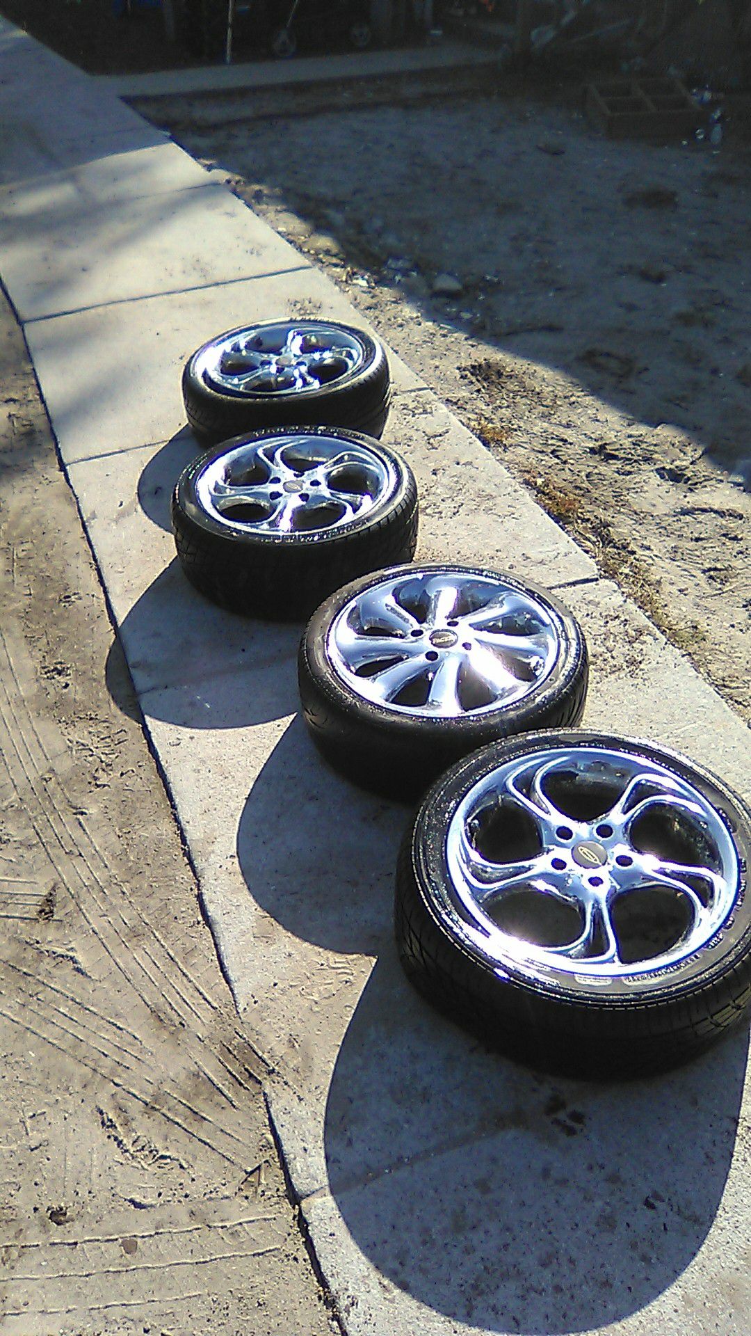 There r 17s 3 rims r five lug one is 4 lug tires r in bad shape