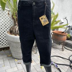Hybrid & Company Brand Capri Jeans Black Size 16 High Rise Straight Leg NWT