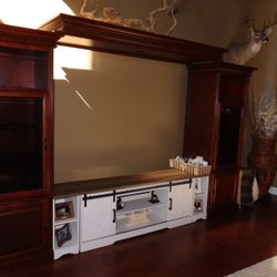 Entertainment center 
