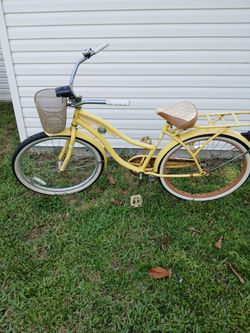 Huffy yellow women’s good vibes bike with pedal brakes