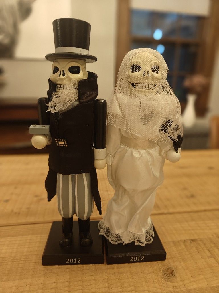 Scull Bride And Groom Nutcrackers