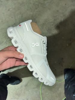 OnCloud  running Sneaker All White size 7 women /also do shipping