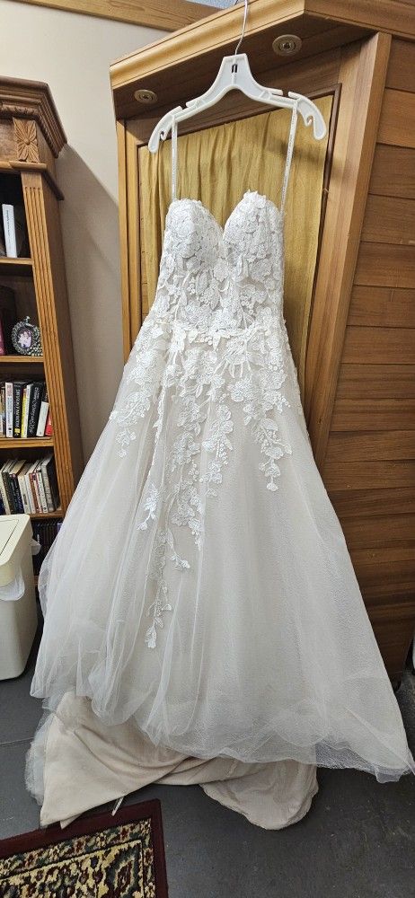Essense Of Australia A-line Lace Wedding Dress