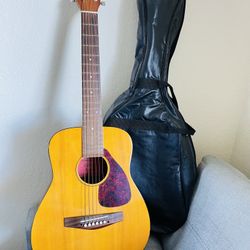 Yamaha acoustic guitar FG junior  JR1  with carry gig bag