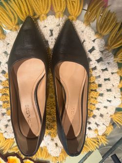 black leather Coach Willa pump with gold beadchain trim size 7