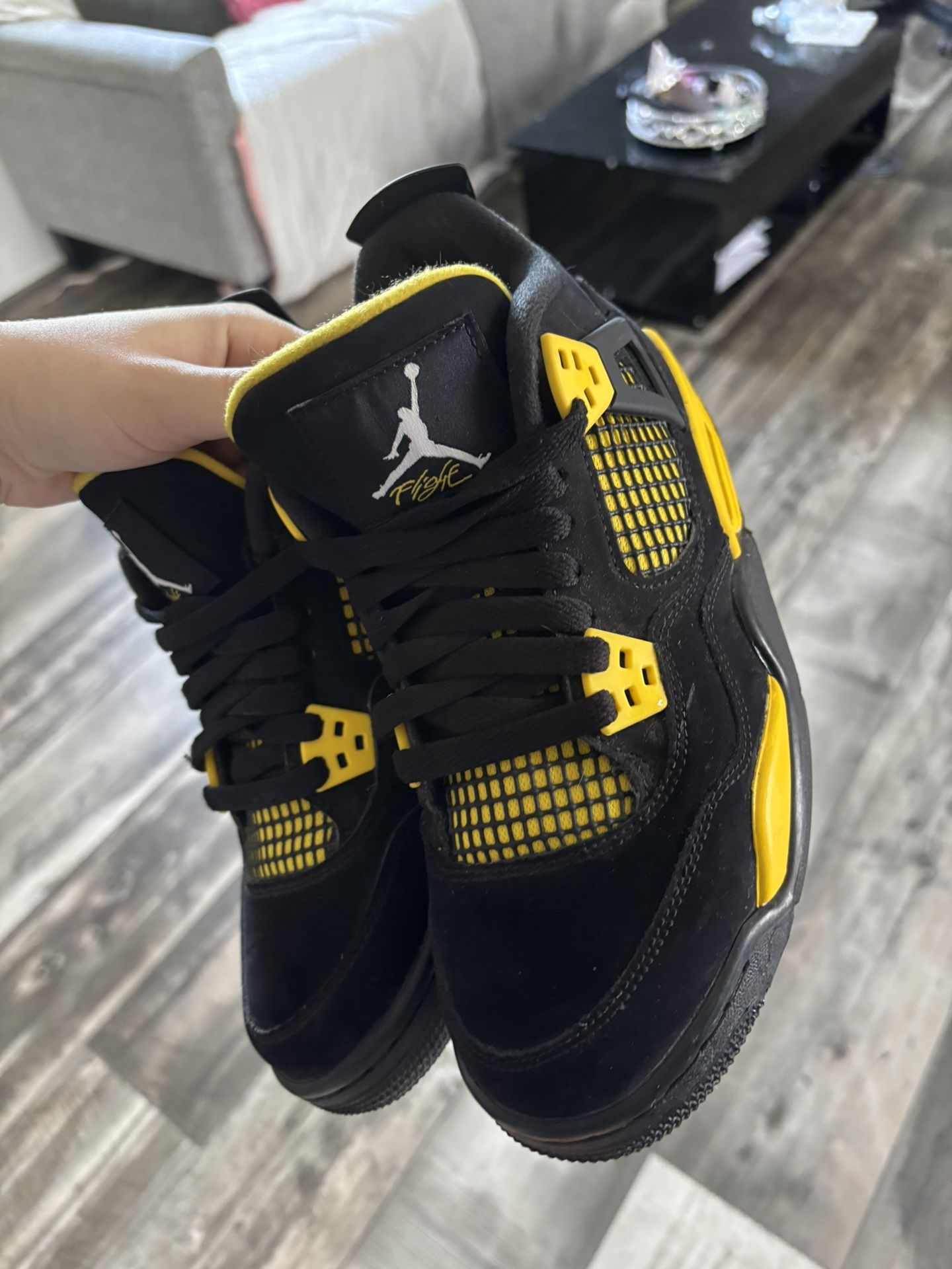 5.5y 7 women’s Jordan 4 Retro Thunders