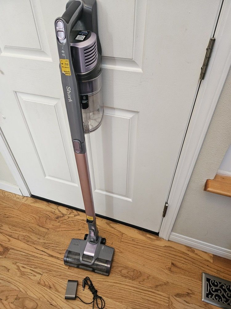 New Cond SHARK  CORDLESS VACUUM WTT AMAZING POWER SUCES  In The Box.             W