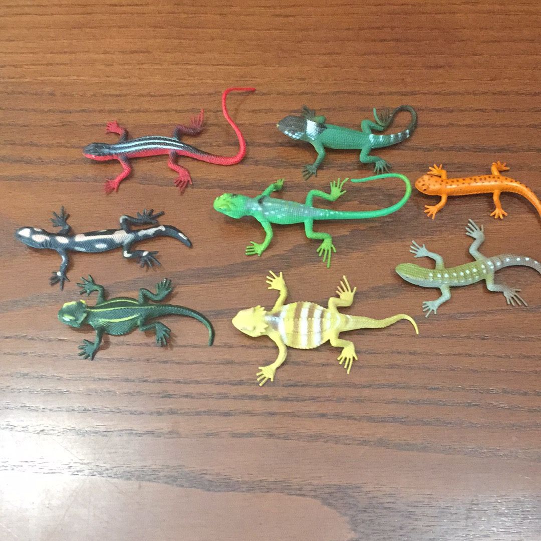 Lot of 8 Realistic Plastic Lizards