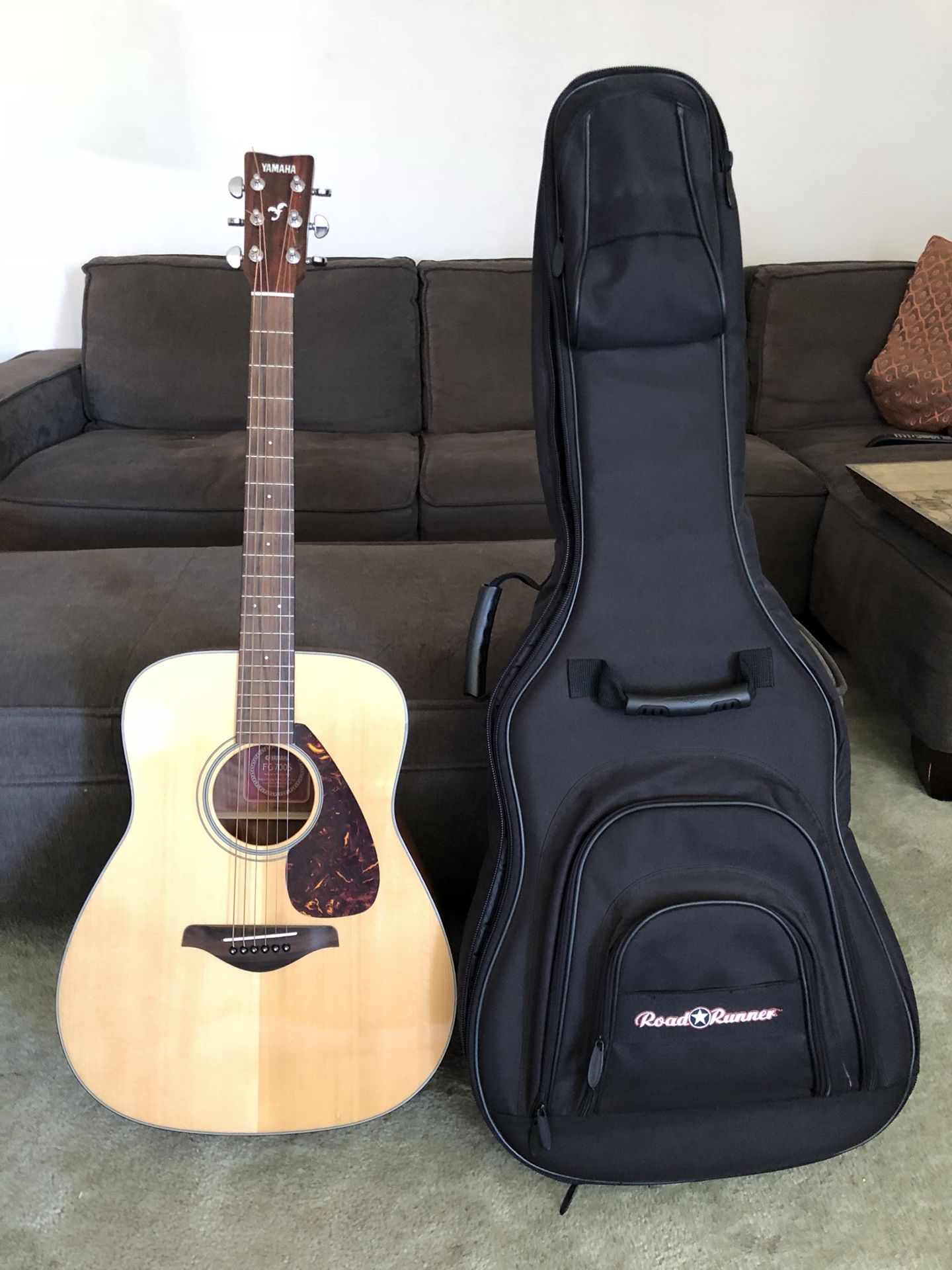 Yamaha FG700S acoustic guitar and road runner gig bag