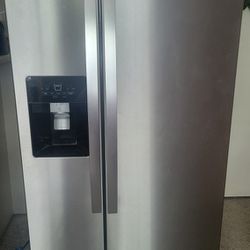 Whirlpool Stainless Steel (Fingerprint Resistant) Refrigerator w/Ice Maker and Water Dispenser