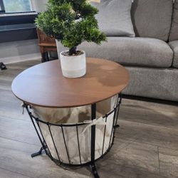 Really Nice Side night Storage table, black/pine light brown stained, 19.5" Wide 19" High. Coffee table, cocktail table
Excelent condition. Originally