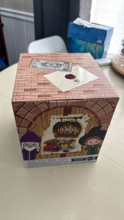 Polly Pocket Collector Playset, Harry Potter Compact with 5 Dolls and 11 Accessories