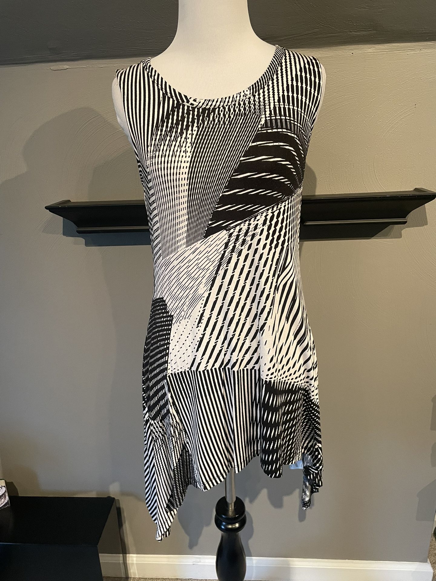 Black/white geometrical dress