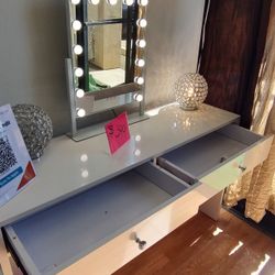Brand New Vanity Desk W/ Hollywood Mirror Touch Brighness 3 Levels 
Vanity 53 1/2 x 24 x 32
Price: $399 + Tax
FREE LOCAL DELIVERY & SET UP
ONLINE SALE