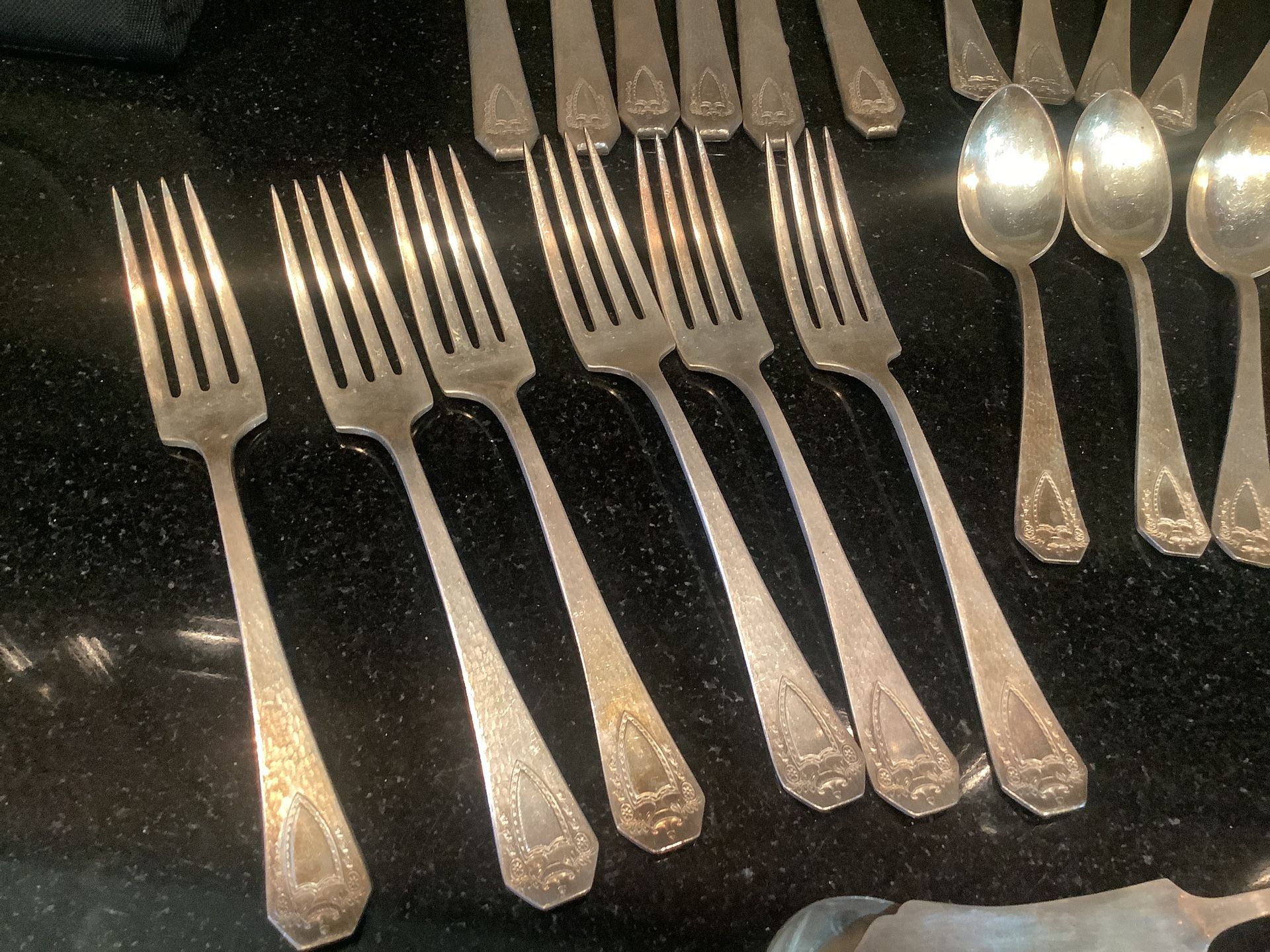 1847 Rogers Bros Heraldic Triple Silverplate Set, 26 PIECES, Wood