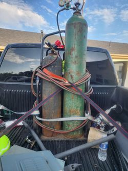 Acetylene oxygen cutting torch with tanks 3/4 full