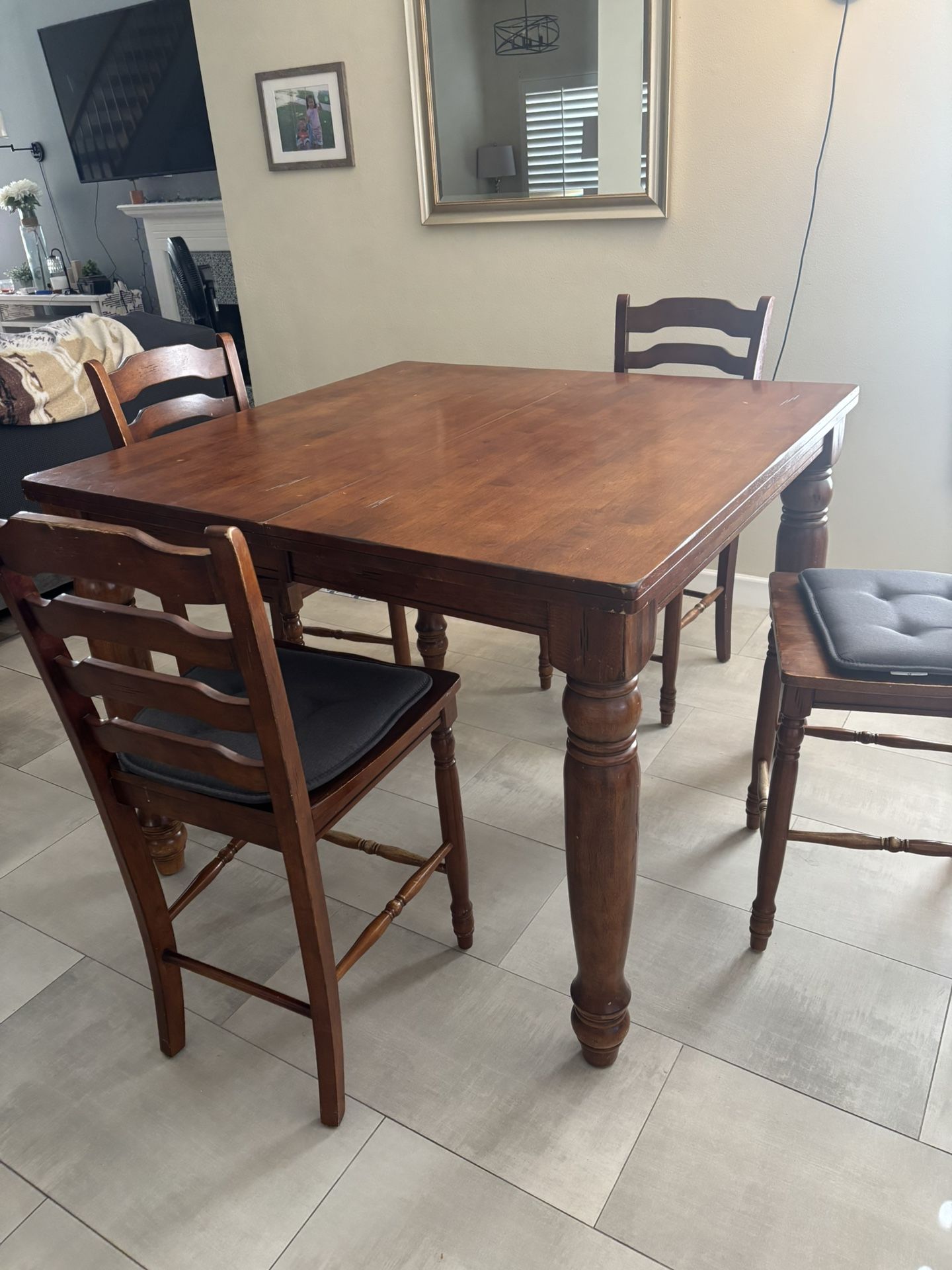 Dining Table/4 Chairs