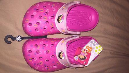 Dora dance crocs 3/5