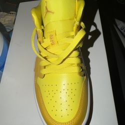 Woman’s Air Jordan 1s 6 1/2