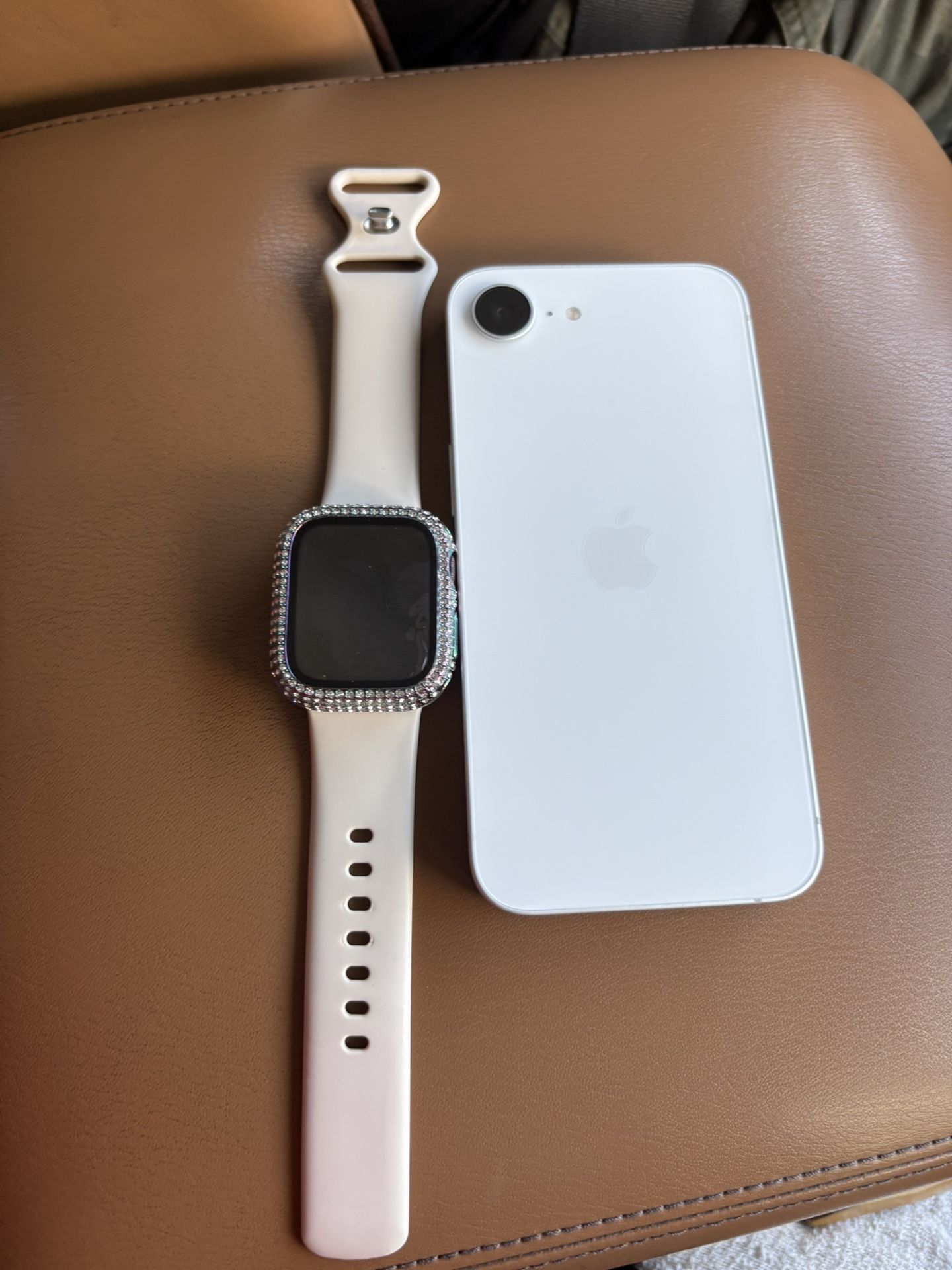 iPhone 16e/ Apple Watch Series 8 41mm