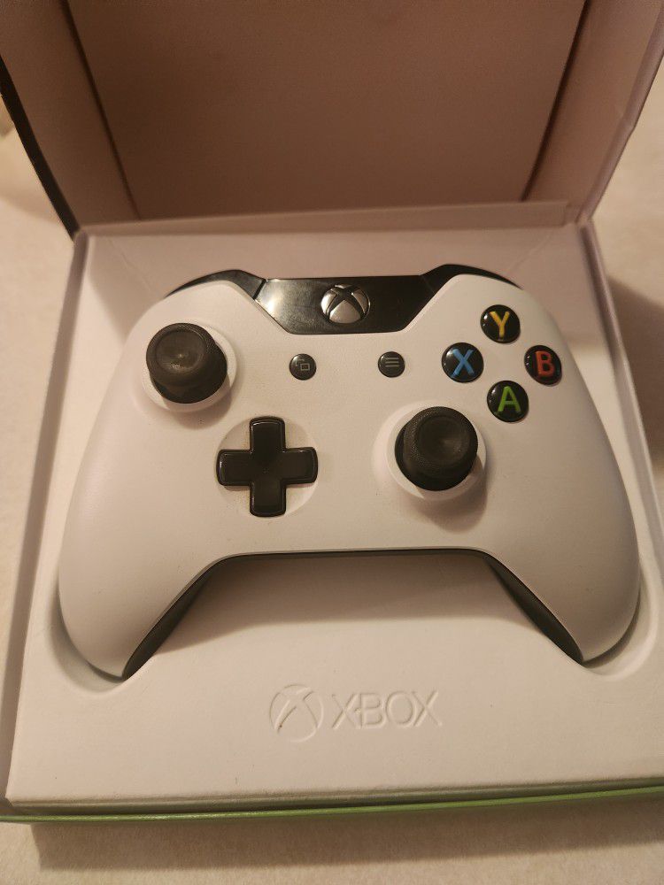 Black And White Xbox One Controller 