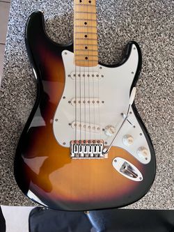 Starcaster by Fender Strat Electric Guitar Sunburst SP-10 Amp Bundle As Is