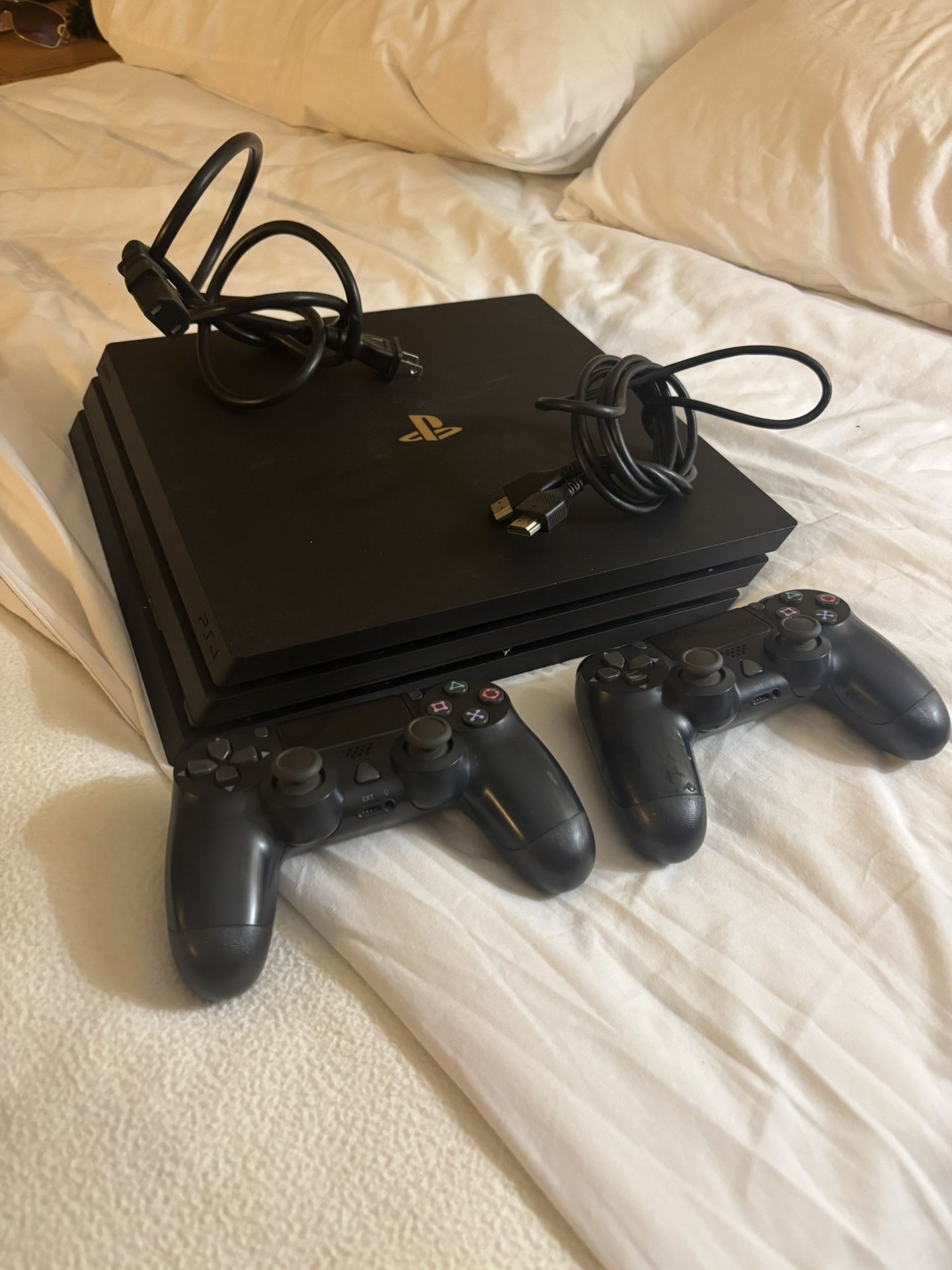 PS4 Slim With Two Controllers Jailbroke